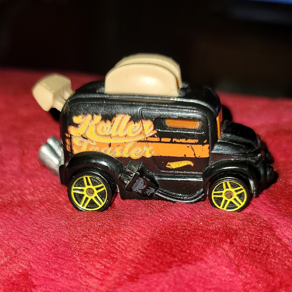 2019 i Hot Wheels ROLLER TOASTER #24, black; yellow, Experimotors